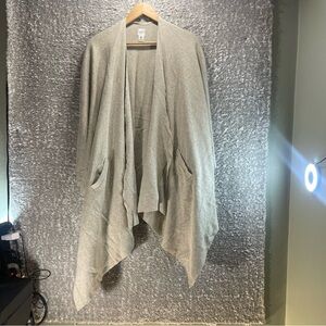 Zestt Organics Travel Wrap Cape Shawl One Size Gray Organcic Cotton Pockets